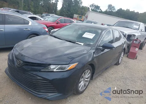 2020 Toyota Camry Le z USA, uszkodzony, nr VIN 4T1C11AK9LU979686